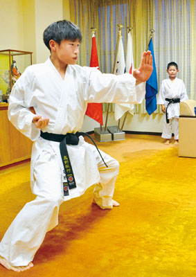 写真:形の演舞をする高野選手。奥は山下選手