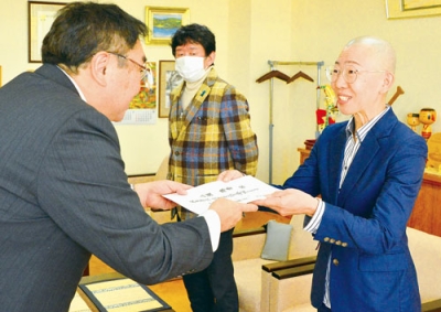 写真:小笠原市長から委嘱状が伝達された山瀬さん(右)、中野さん