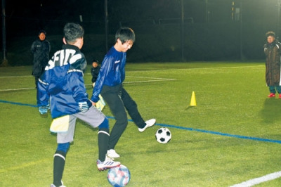 写真:体験会でサッカーを楽しむ子どもたち