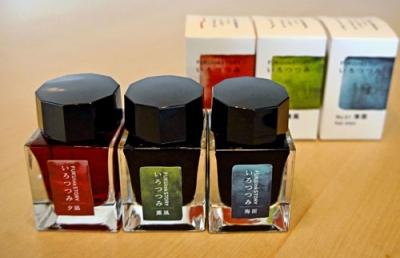 写真：越前海岸の美しい景色をモチーフにしたご当地インク「ＦＵＫＵｉｎｋ　ＳＴＯＲＹ　いろつつみ」