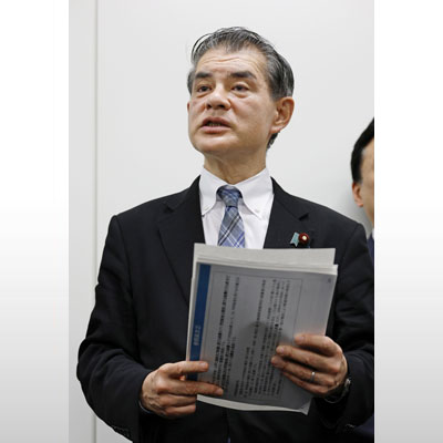 写真:小学校の給食無償化に向けた実務者協議を終え、記者団の取材に応じる自民党の柴山昌彦政調会長代理=7日午前、国会