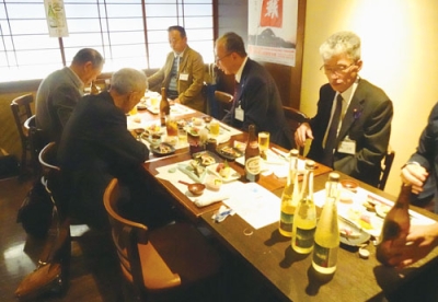 写真:卓を囲んで近況などを語り合う出席者(提供写真)