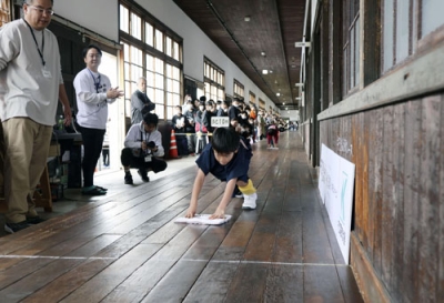 写真：愛媛県西予市の宇和米博物館で開催された雑巾がけレースの大会「Ｚ―１グランプリ」