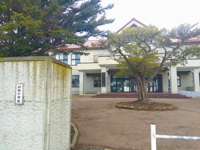写真:2028年から義務教育学校の校舎として使用の方針が示された虻田小校舎