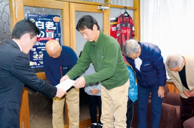 写真:大塩町長に要望書を手渡す住民団体のメンバー