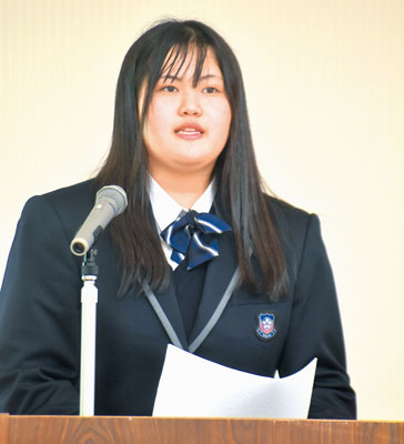 写真：経験を自分の言葉で堂々と発表し最優秀賞に輝いた田中さん