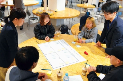 写真:地元企業の社員と就職活動の悩みを語り合う大学生ら