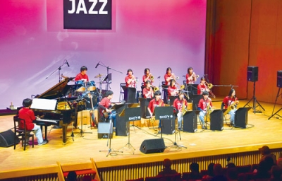 写真：軽快なジャズサウンドで聴衆を魅了した定期演奏会
