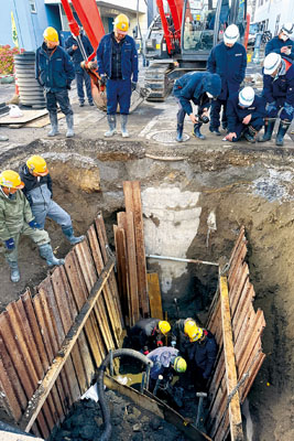 写真:市道陥没現場で行われた原因究明の調査=7日午後4時20分ごろ