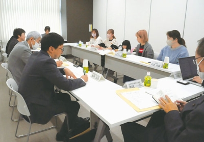写真:市議会民生常任委員会の委員と意見交換するペチュニアの会員ら