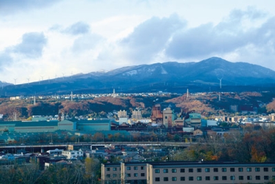 写真:立冬の室蘭市内。室蘭岳の冠雪が目視で確認できる=7日午後3時40分ごろ、室蘭市みゆき町