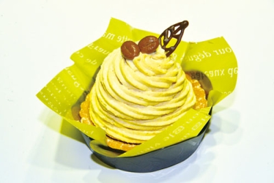 写真:青嶺高生が考案した「大人香る粉雪スノーモンブラン」