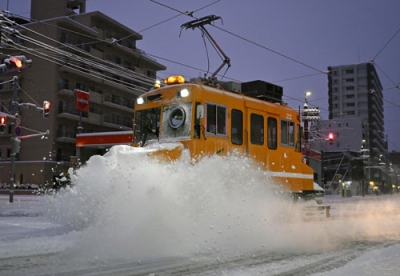 写真:今季初めて出動し、軌道に積もった雪を掃き飛ばす「ササラ電車」=8日午前6時3分、札幌市中央区