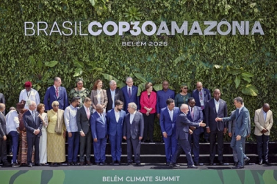 写真：ＣＯＰ３０首脳級会合に参加した各国首脳ら＝７日、ブラジル・ベレン（ロイター＝共同）