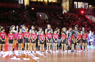 写真：地元の子どもとコートに立つ、バレーボールＳＶリーグ女子デンソーの選手＝１０月、福島県郡山市の宝来屋ボンズアリーナ