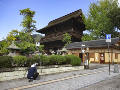 写真：善光寺の山門をレーザースキャンする作業員＝１０月、長野市（善光寺提供）