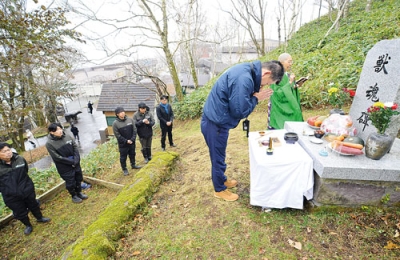 写真:獣魂碑に手を合わせるスタッフら