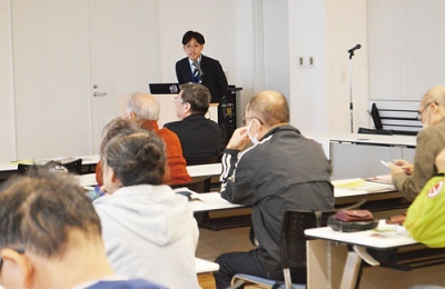 写真:白石市に多くある山城について話す松田さん(奥)