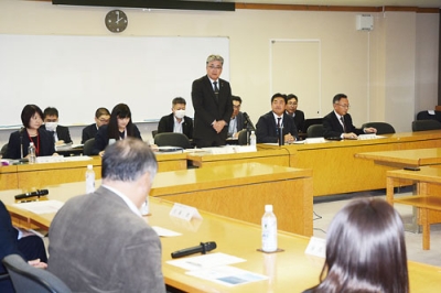 写真：苫小牧市独自の宿泊税の概要案が示された懇談会