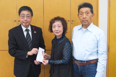 写真:善意を届けた斉藤会長(右)と日沼さん