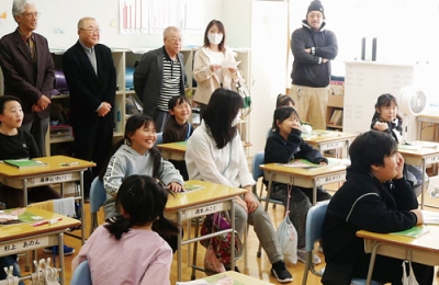 写真：地域住民や保護者らが参観した公開授業