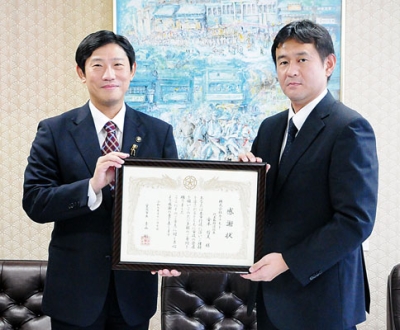 写真:感謝状を受け取る若山ブロック長(右)