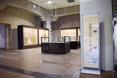 写真：皮革製品に使われている動物の種類をＡＩで見分ける技術を紹介する、北海道立北方民族博物館のパネル展（同館提供）