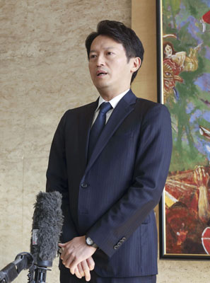 写真：兵庫県庁で取材に応じる斎藤元彦知事＝１０日午前