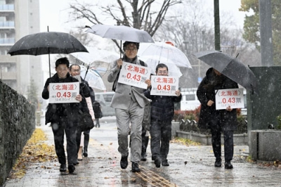 写真：判決のため札幌高裁に向かう原告側の弁護士ら＝１０日午後