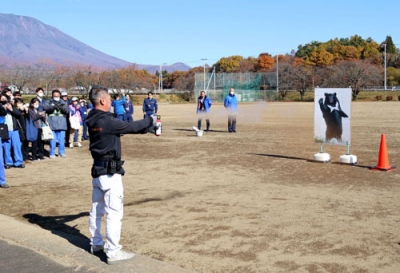 写真:NTT東日本が開いたクマ対策の研修会=6日、岩手県雫石町(同社提供)