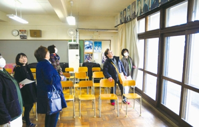 写真：虻田中校舎を懐かしむ卒業生