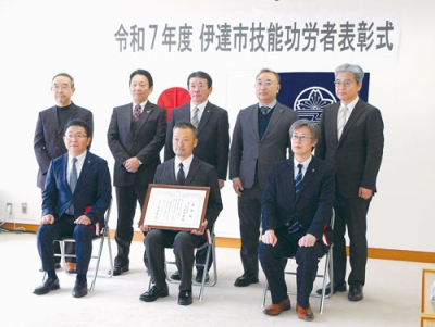 写真：表彰状を手にする土門さん