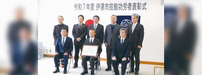 写真：提言書を提出する本多会長（中央）