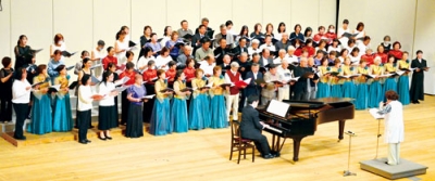 写真：出演した総勢１００人による迫力のフィナーレが観客を魅了した