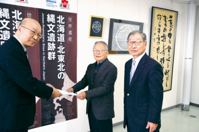 写真：提言書を提出する本多会長（中央）