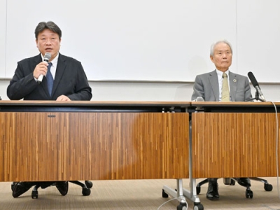 写真：長嶋茂雄さんの功績をたたえる「長嶋茂雄賞」の創設を発表する日本野球機構の榊原定征コミッショナー（右）と中村勝彦事務局長＝１０日、東京都港区（代表撮影）　