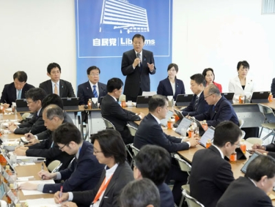 写真:自民党本部で開かれた外国人政策本部の初会合。奥中央はあいさつする新藤義孝本部長=11日午前、東京・永田町