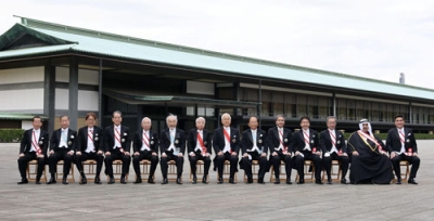 写真：大綬章の親授式を終え、記念写真に納まる受章者。左から７人目は尾辻秀久前参院議長、同８人目は戸倉三郎前最高裁長官＝１１日午前、宮殿・東庭