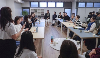 写真：映画「女性の休日」鑑賞後、語り合う参加者たち＝１０月、名古屋市千種区