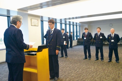 写真：沼田消防長から辞令を受け取る職員たち