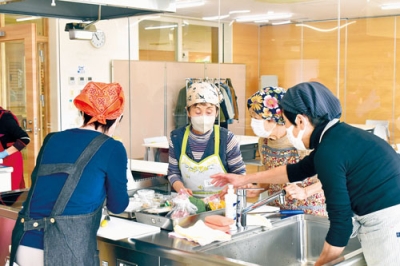 写真：調理実習を通して親睦を深める参加者