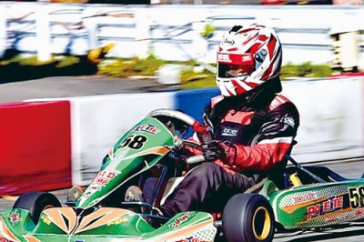 写真：レースでマシンを走らせる外﨑選手（提供写真）