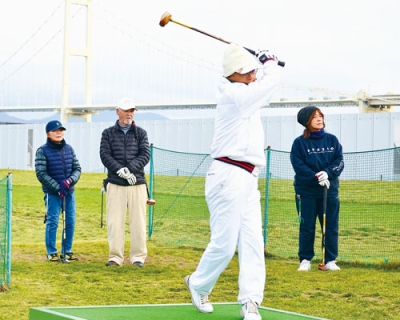 写真：白鳥カップの今季最終戦となる「霜月大会」でプレーを楽しむ出場者たち