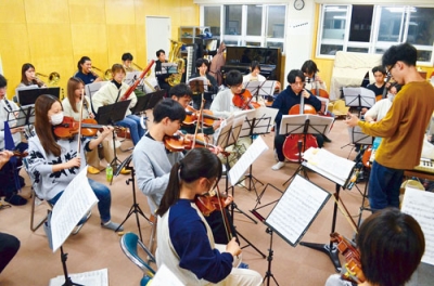 写真：節目を迎える定期演奏会に向け練習に熱を入れる室工大管弦楽団
