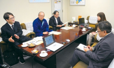 写真：税務行政に関して意見を交わした国税モニター座談会