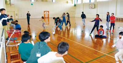 写真：玉入れを楽しむ子どもたち