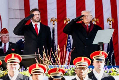 写真：１１日、米アーリントン国立墓地で、敬礼するトランプ大統領（右）とバンス副大統領＝ワシントン近郊（ロイター＝共同）