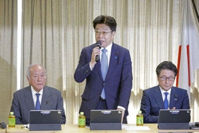 写真：自民党本部で行われた政治制度改革本部の初会合であいさつする加藤本部長。左は鈴木幹事長＝１２日午前、東京・永田町