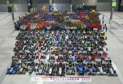 写真:記念写真に納まる、学生フォーミュラ日本大会の出場者とマシン=9月、愛知県常滑市(©2025自動車技術会)