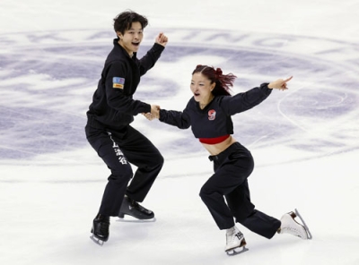 写真：フィギュアスケートＮＨＫ杯のアイスダンスＲＤで演技するマイア・シブタニ（右）、アレックス・シブタニ組＝東和薬品ラクタブドーム